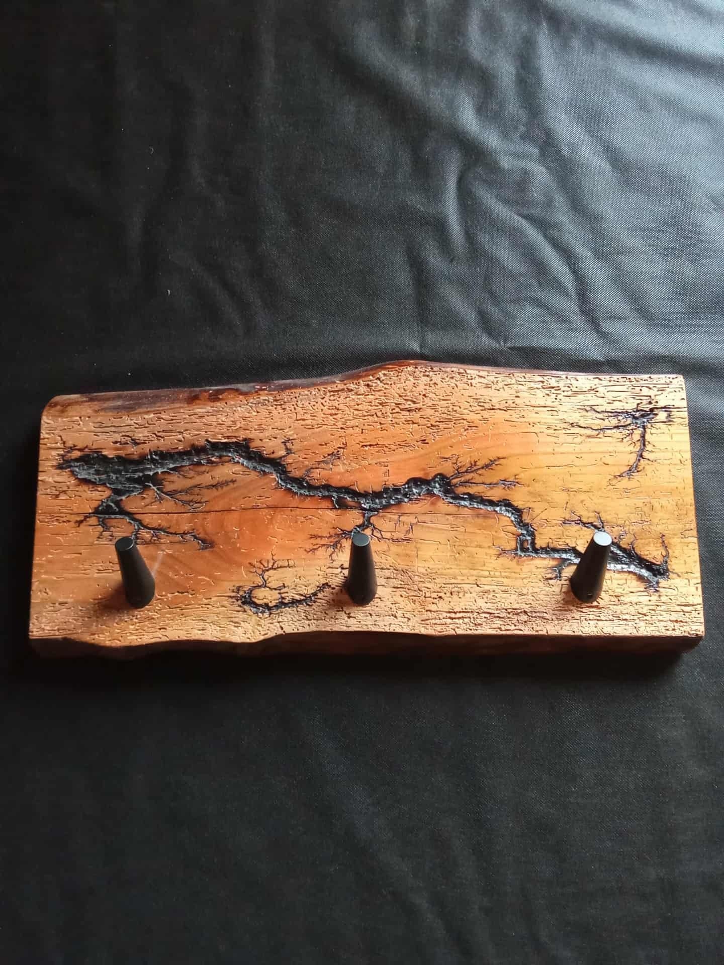 Porte-manteau mural artisanal en bois fractal – Pièce unique