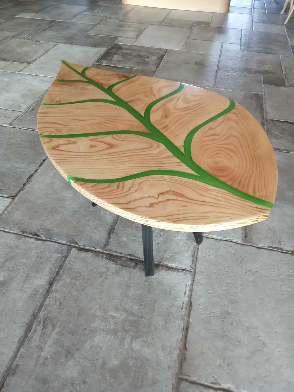 Table basse artisanale en bois et résine verte – Design feuille unique