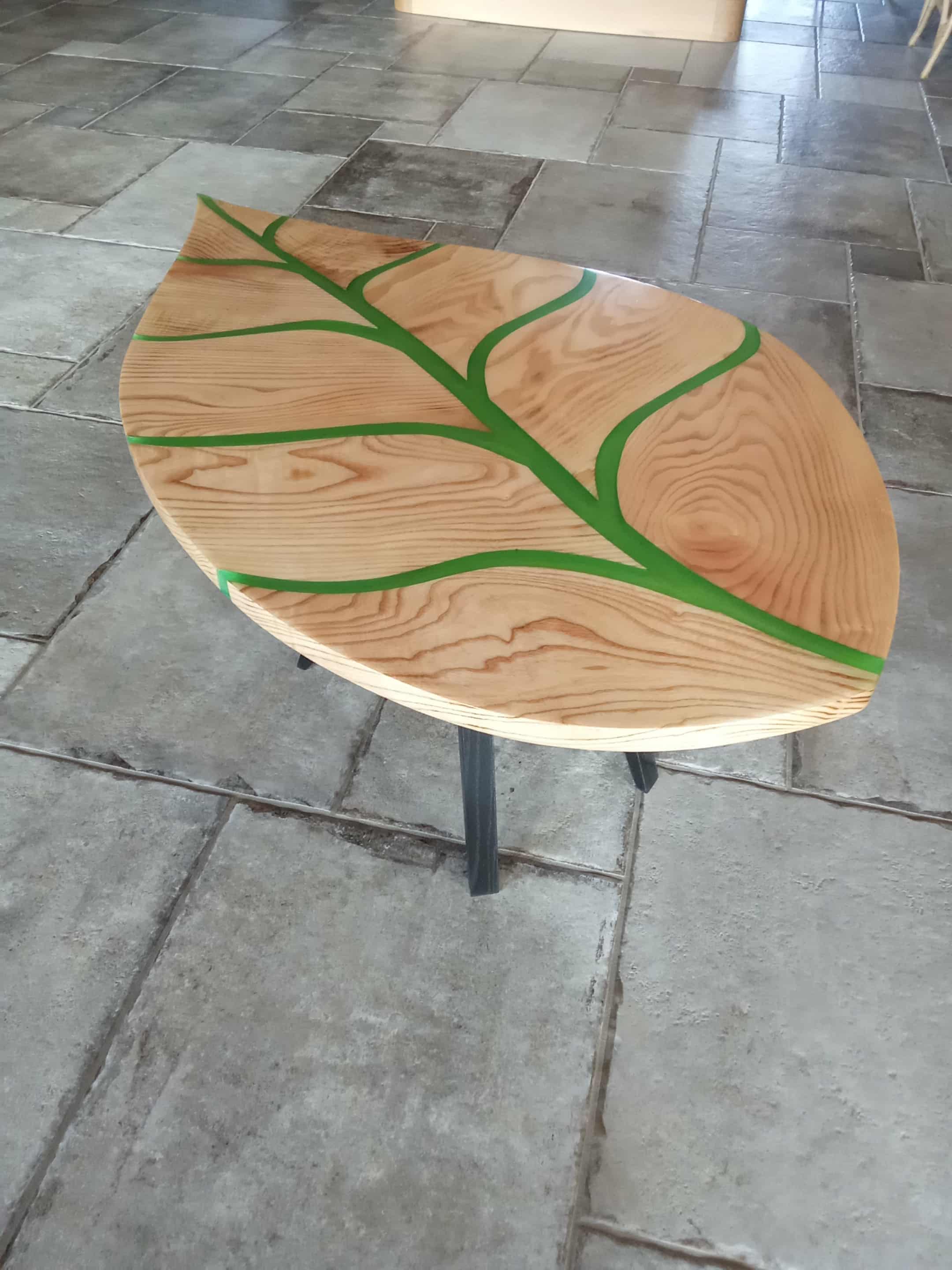 Table basse artisanale en bois et résine verte – Design feuille unique