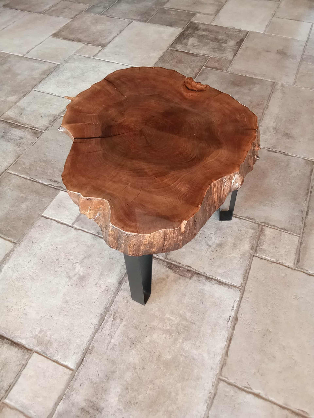 Table basse artisanale en bois brut – Plateau naturel tranché