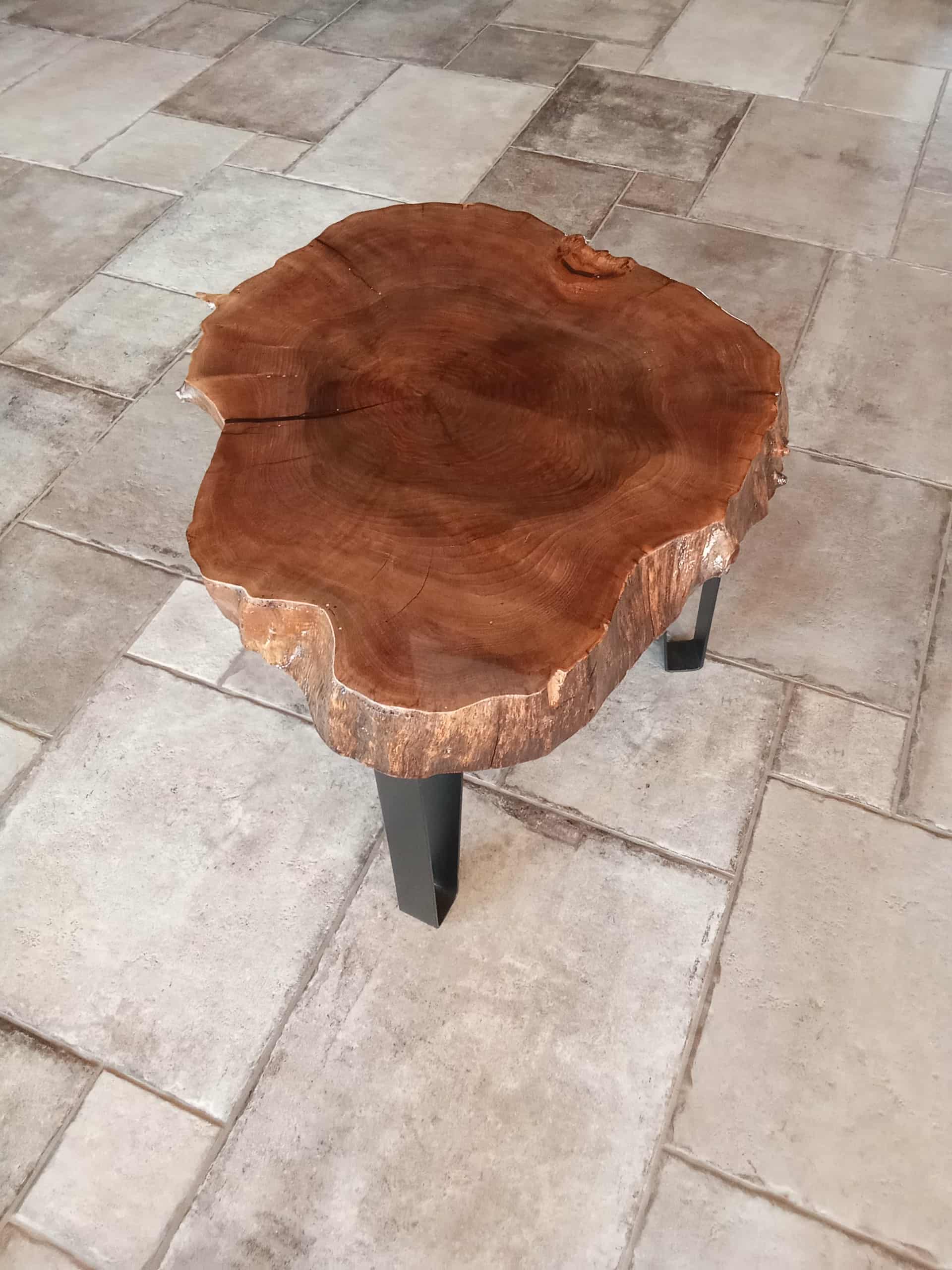 Table basse artisanale en bois brut – Plateau naturel tranché