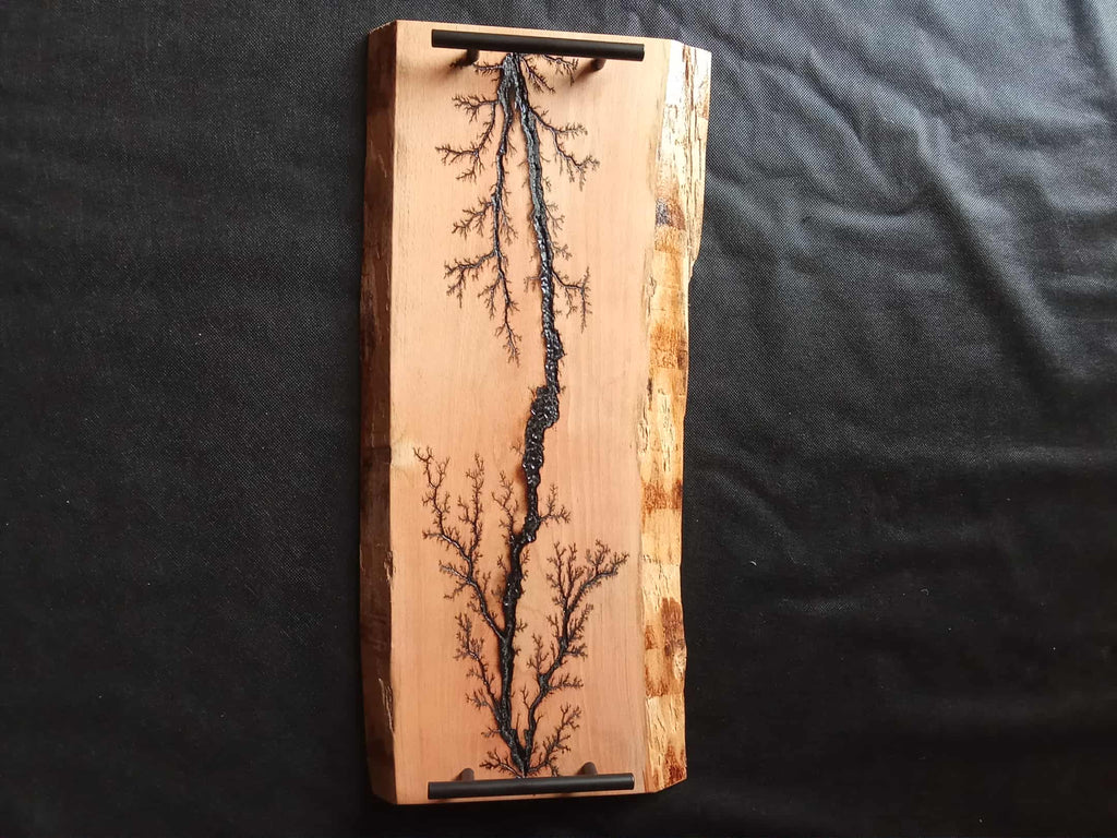 Planche à apéro artisanale en bois massif avec fractales – 60 x 25/30 cm