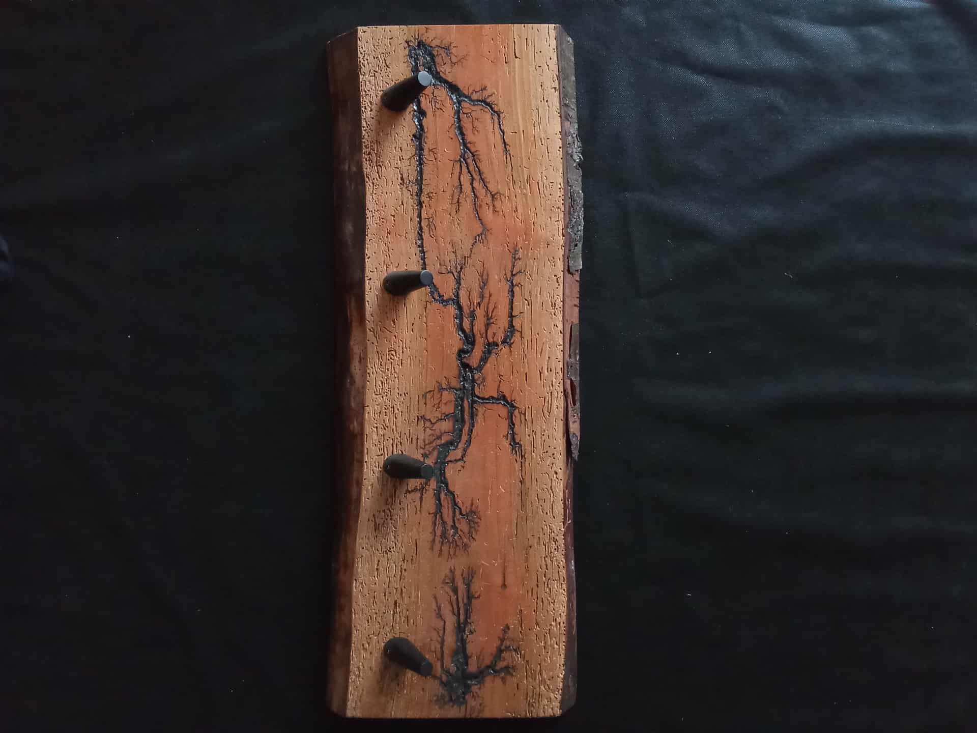 Porte-manteau mural artisanal en bois fractal – Pièce unique