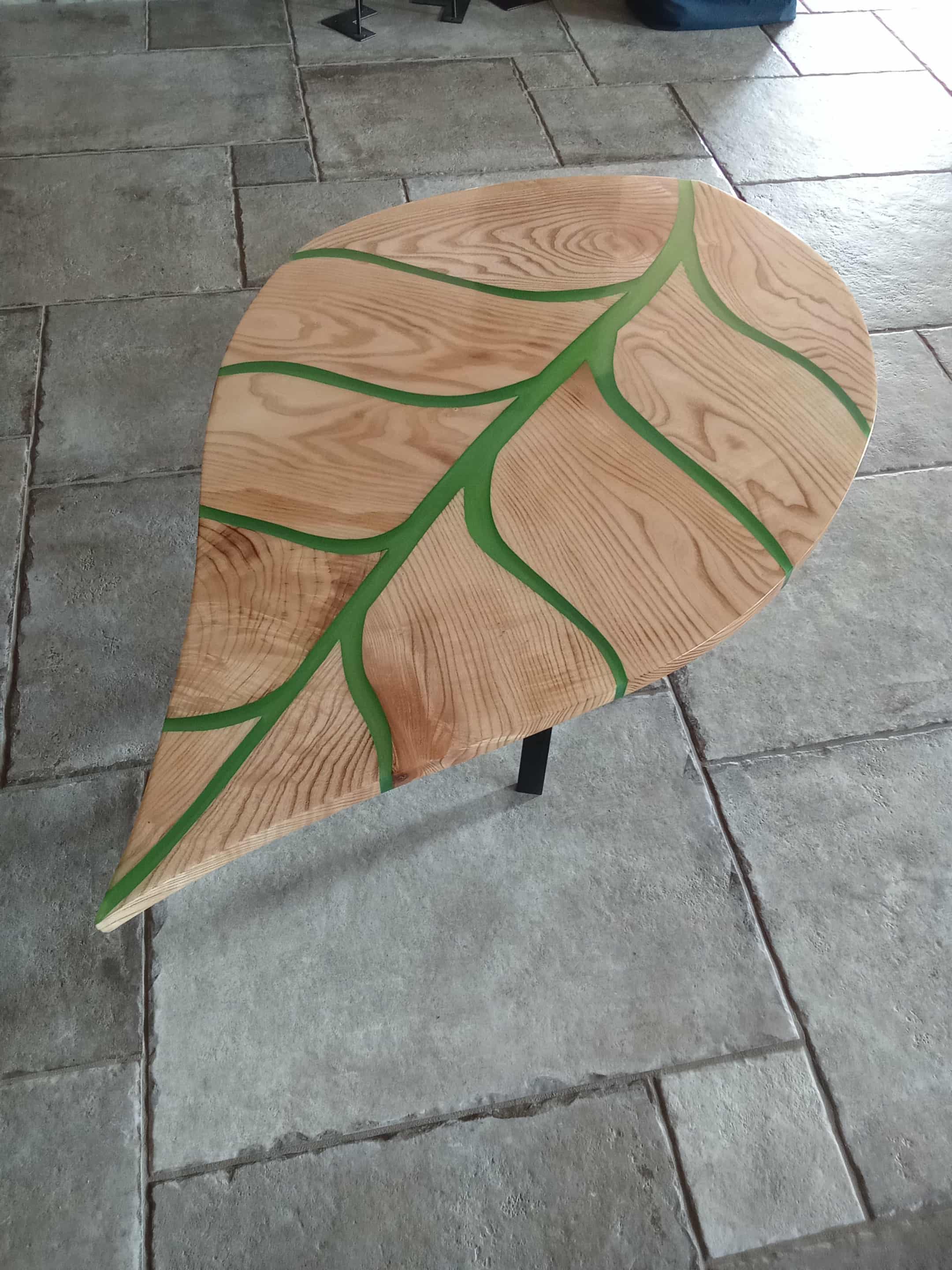 Table basse artisanale en bois et résine verte – Design feuille unique
