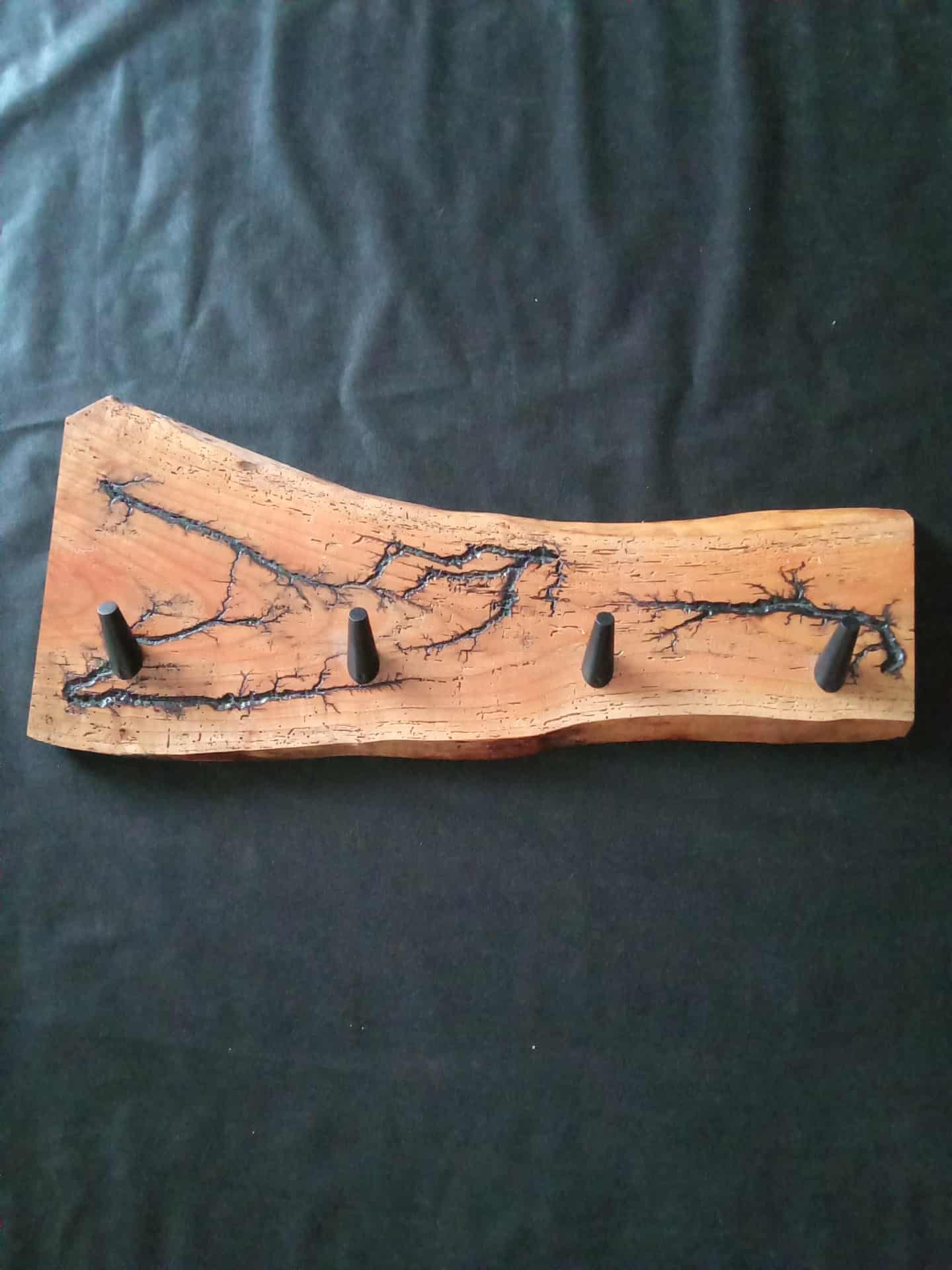Porte-manteau mural artisanal en bois fractal – Pièce unique