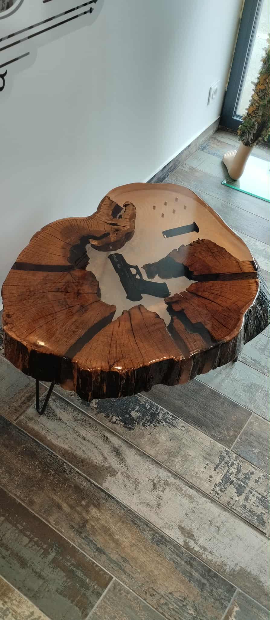 Table basse en bois et résine – Édition “Collection Armurerie”