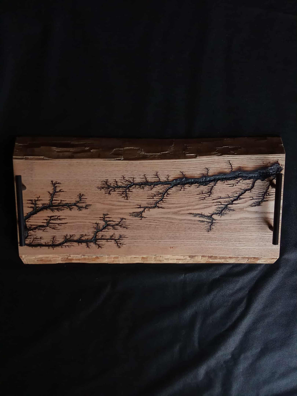 Planche à apéro artisanale en bois massif avec fractales – 60 x 25/30 cm