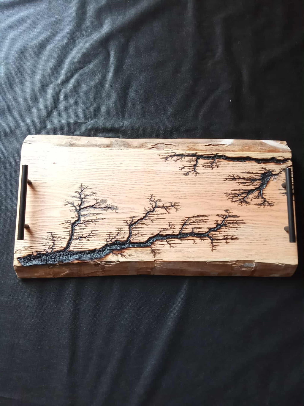 Planche à apéro artisanale en bois massif avec fractales – 60 x 25/30 cm