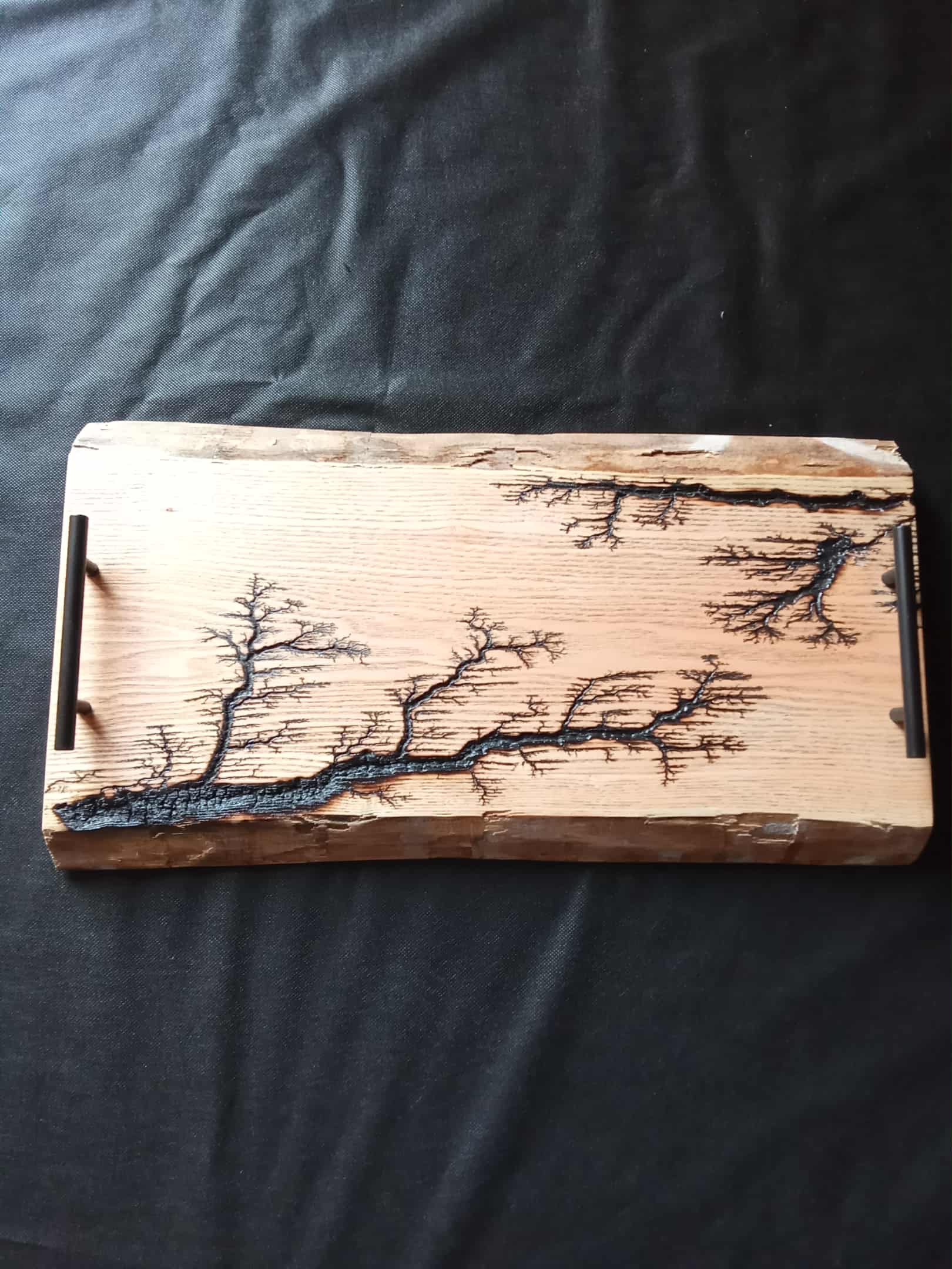 Planche à apéro artisanale en bois massif avec fractales – 60 x 25/30 cm