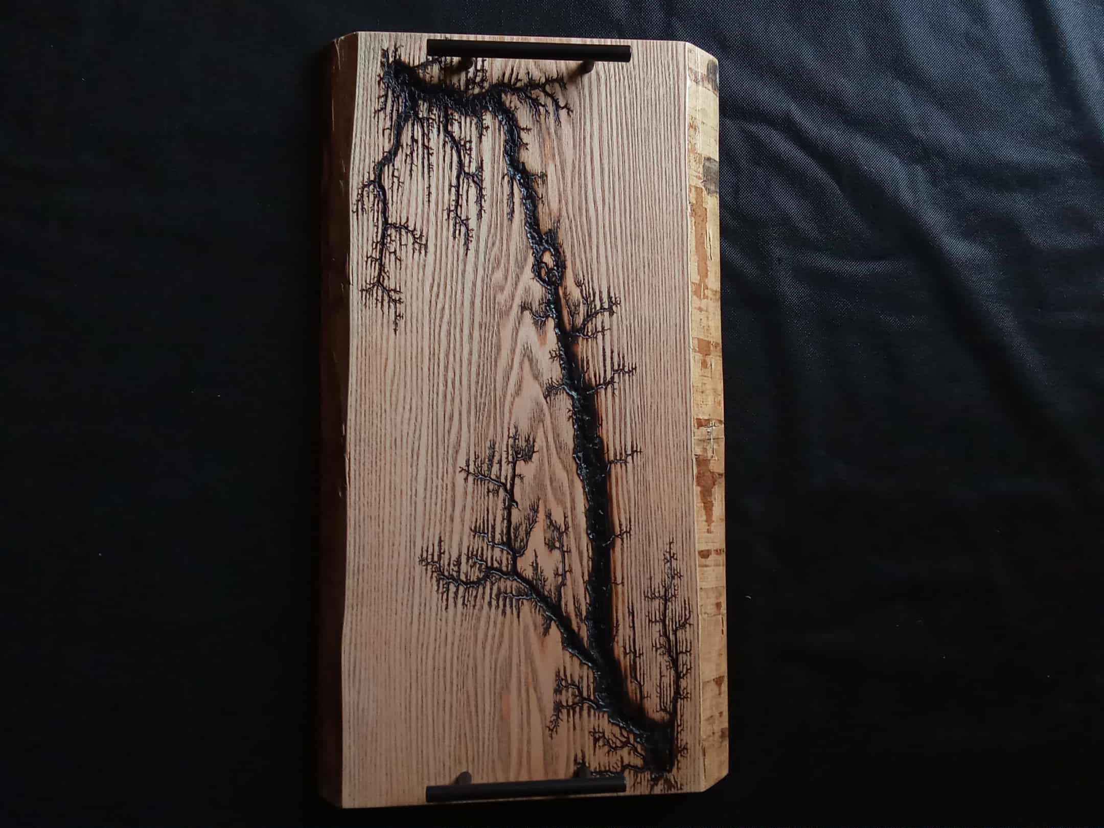 Planche à apéro artisanale en bois massif avec fractales – 60 x 25/30 cm