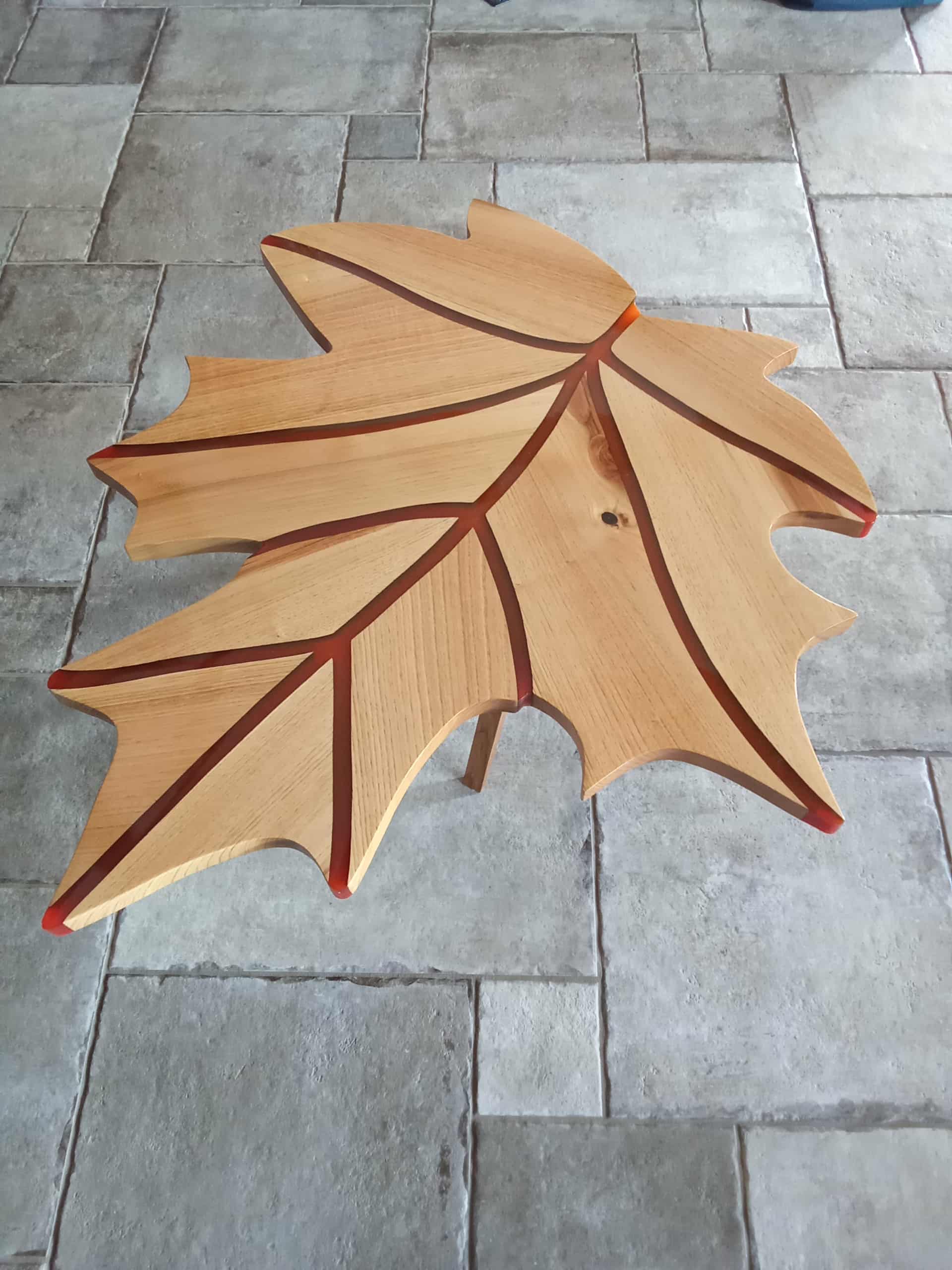 Table artisanale en bois et résine rouge – Design feuille d’érable
