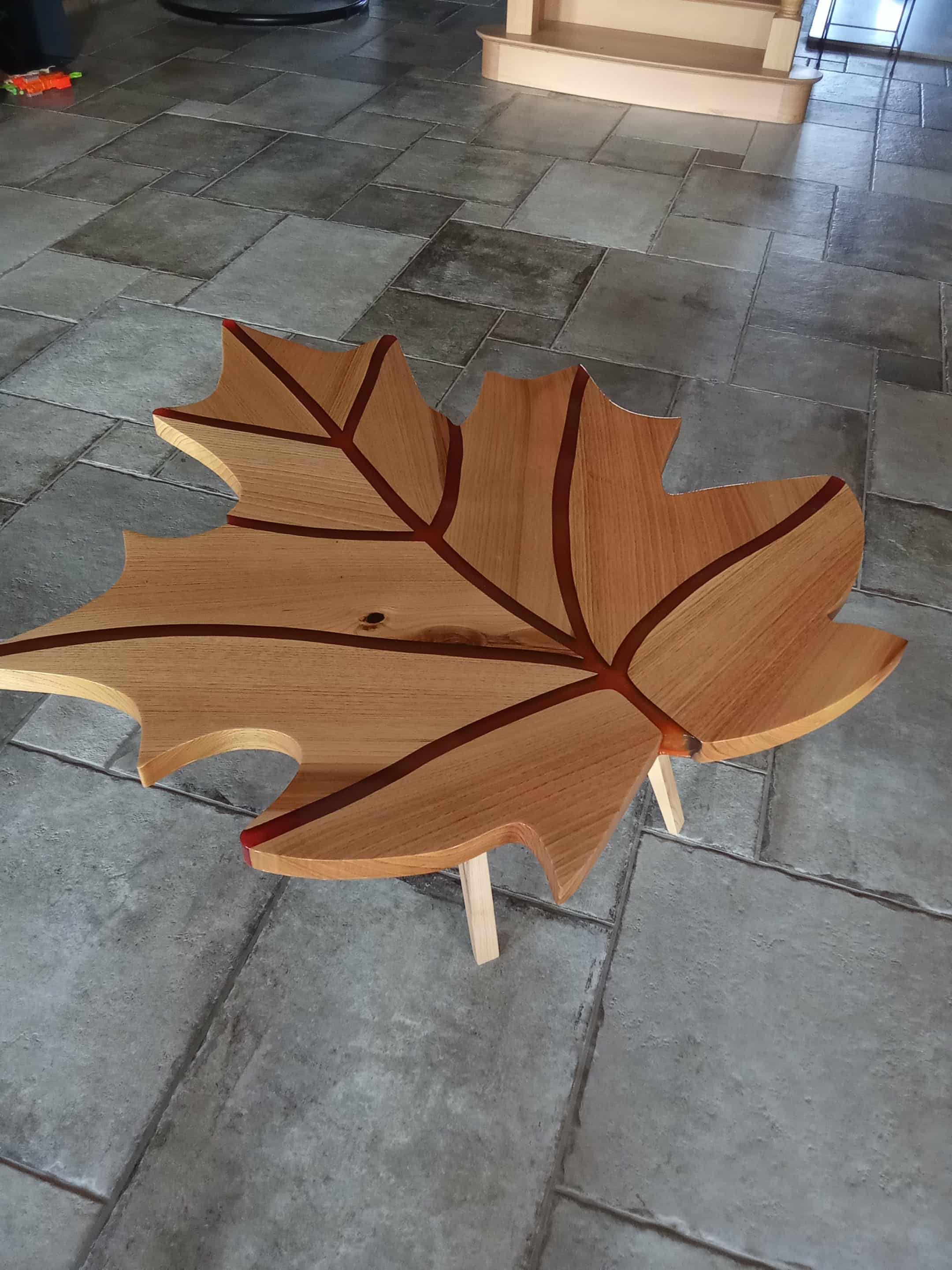 Table artisanale en bois et résine rouge – Design feuille d’érable