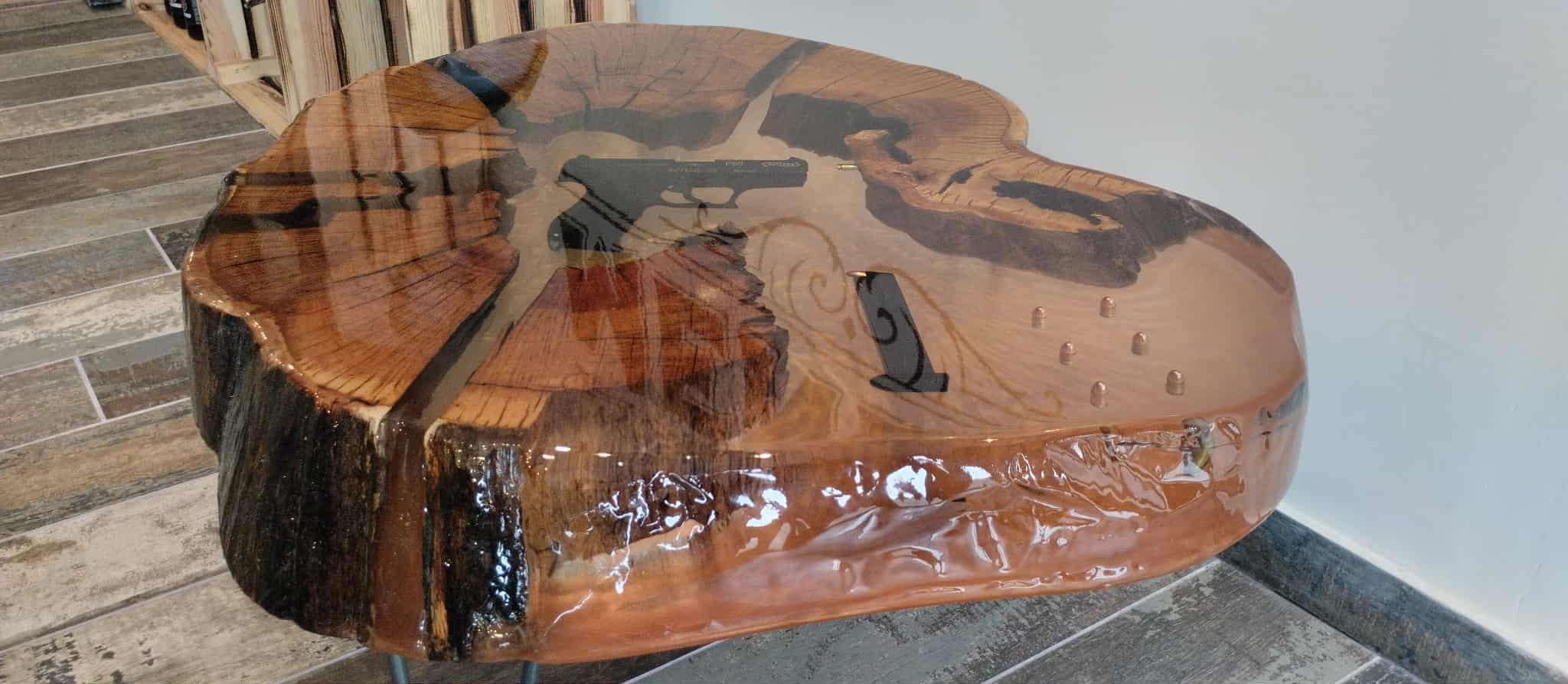 Table basse en bois et résine – Édition “Collection Armurerie”