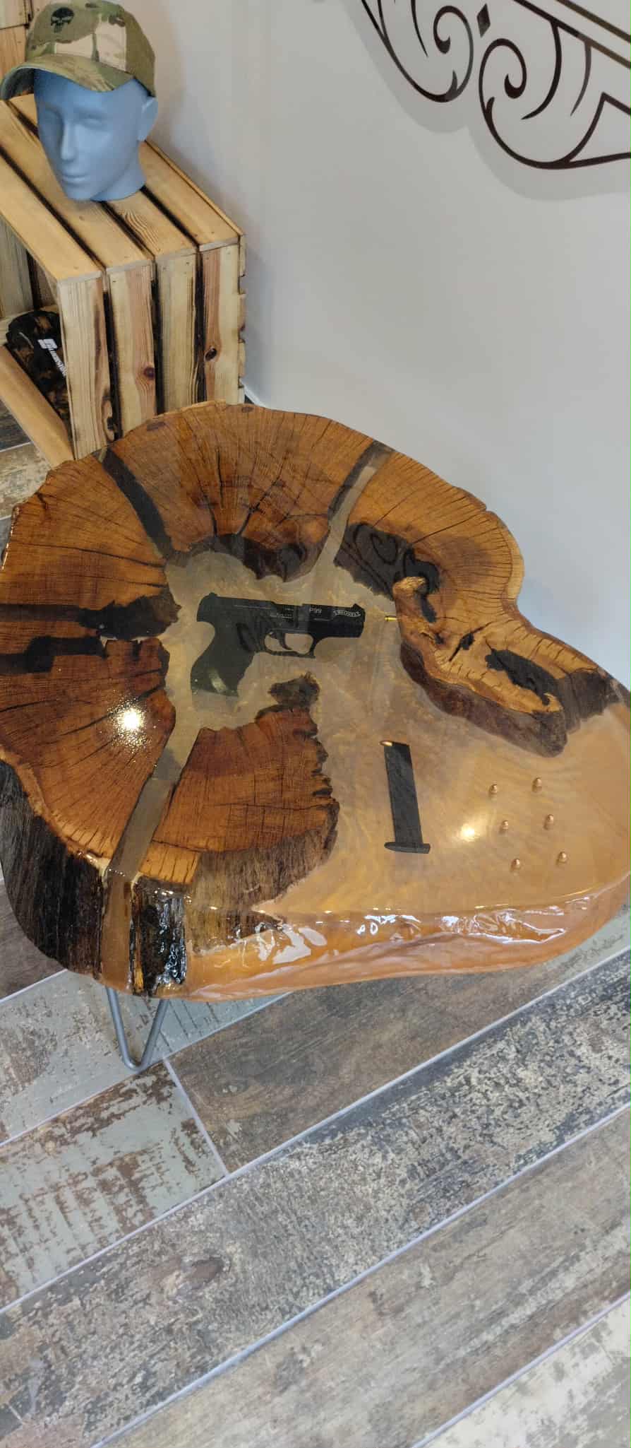Table basse en bois et résine – Édition “Collection Armurerie”