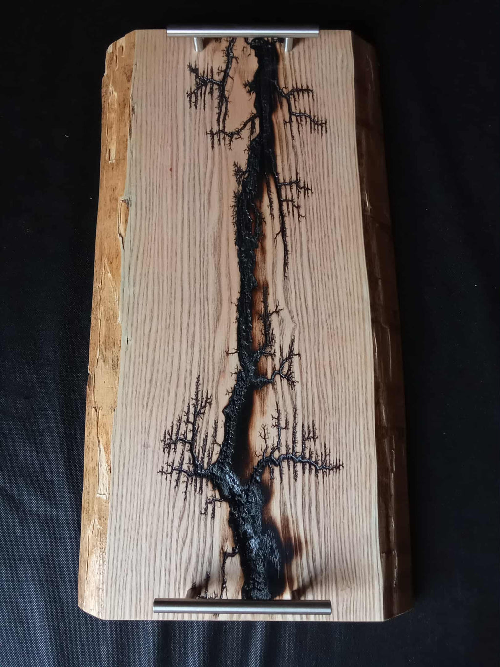 Planche à apéro artisanale en bois massif avec fractales – 60 x 25/30 cm