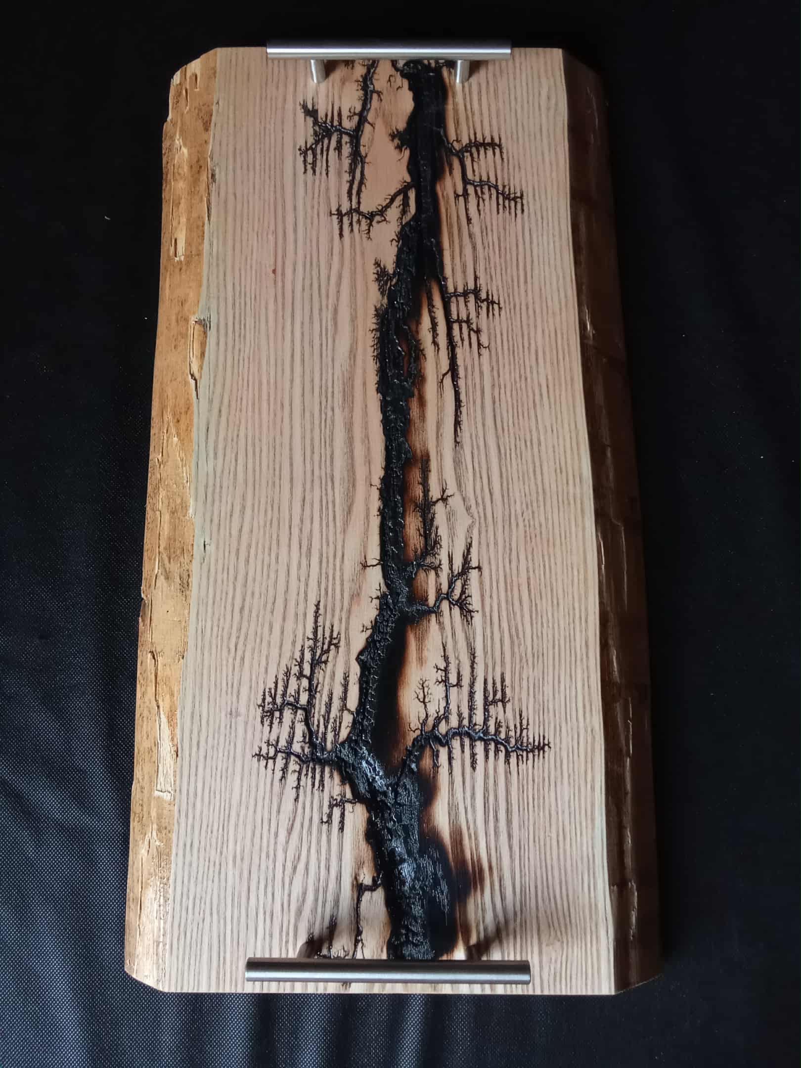 Planche à apéro artisanale en bois massif avec fractales – 60 x 25/30 cm