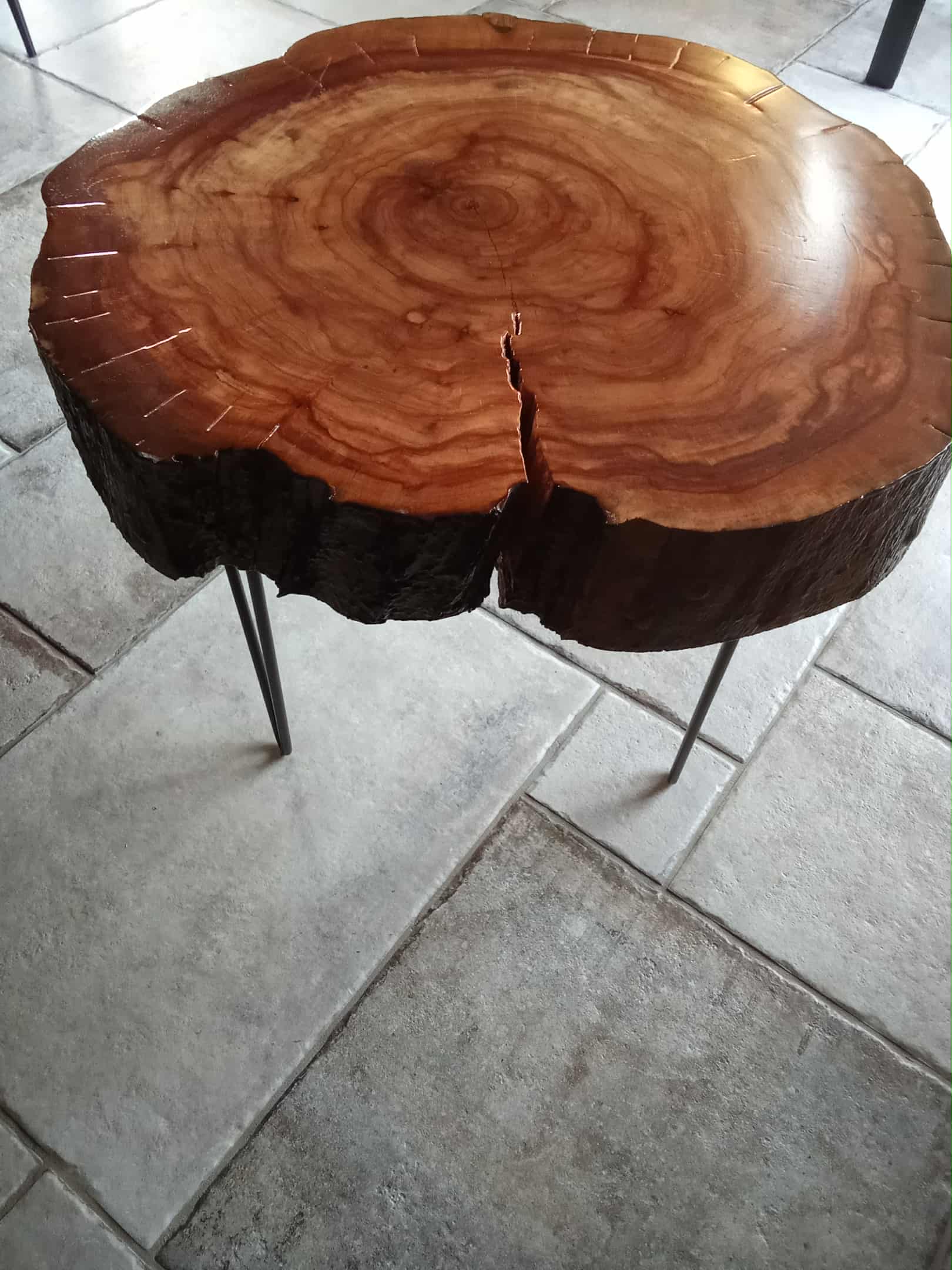 Table basse artisanale en pommier et résine transparente – Ø56 cm