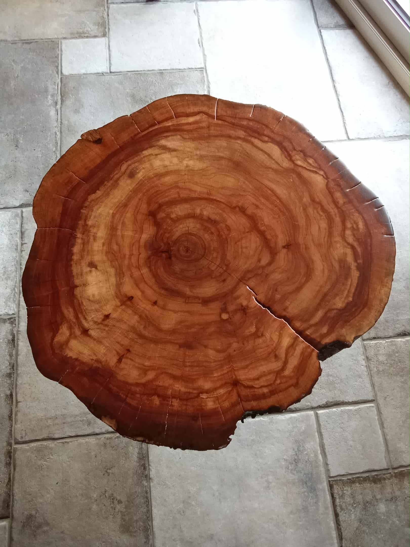 Table basse artisanale en pommier et résine transparente – Ø56 cm