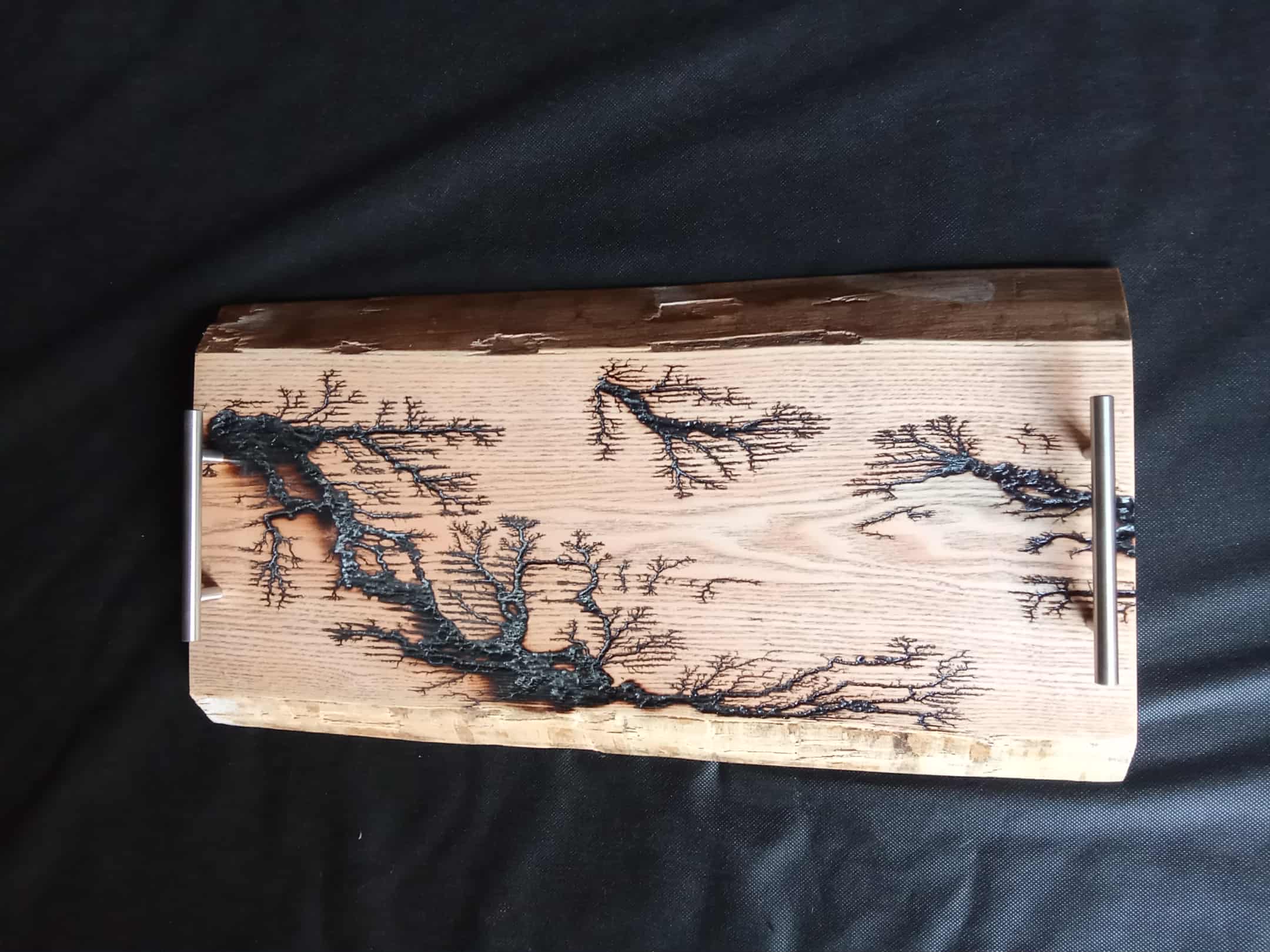 Planche à apéro artisanale en bois massif avec fractales – 60 x 25/30 cm