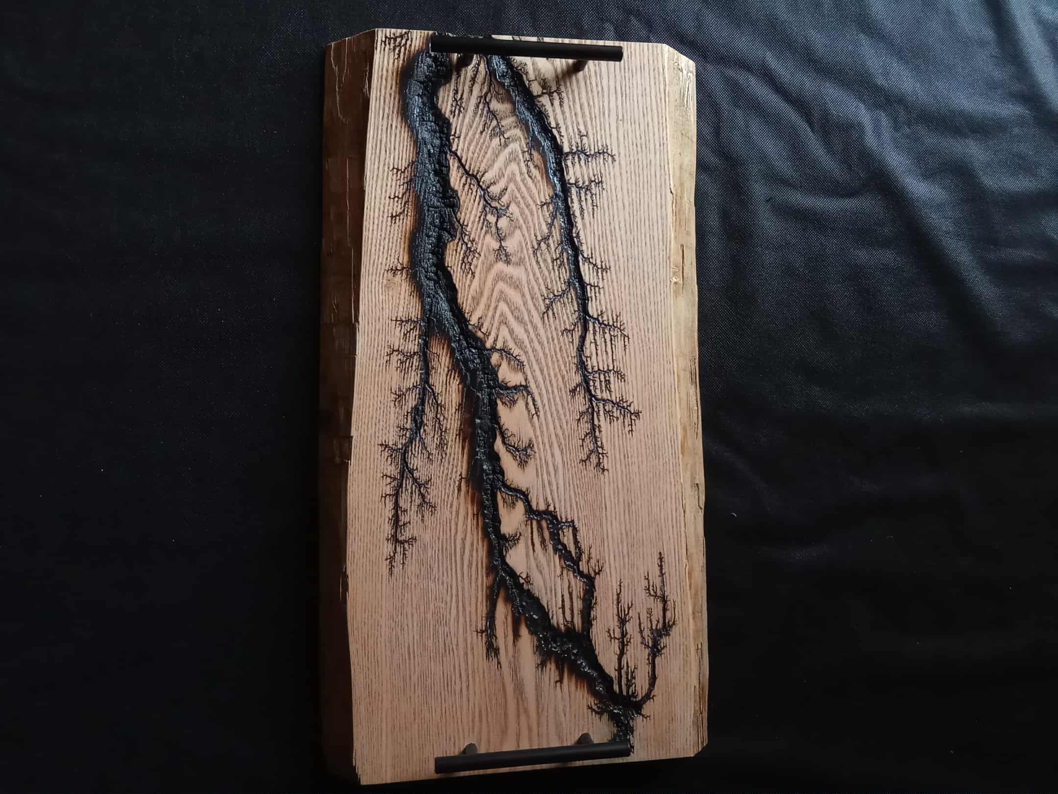 Planche à apéro artisanale en bois massif avec fractales – 60 x 25/30 cm