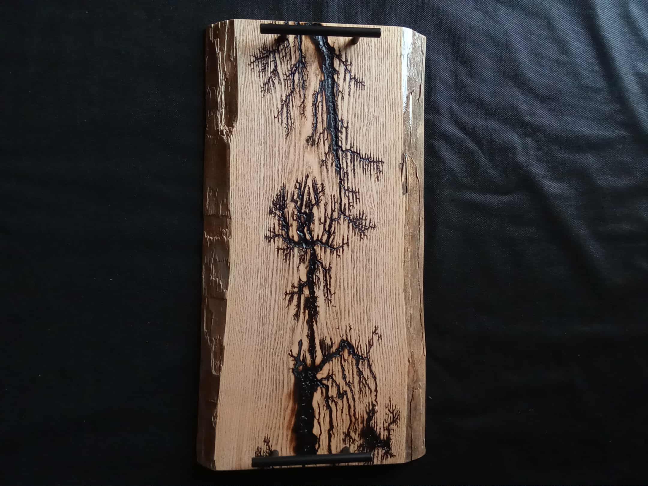 Planche à apéro artisanale en bois massif avec fractales – 60 x 25/30 cm