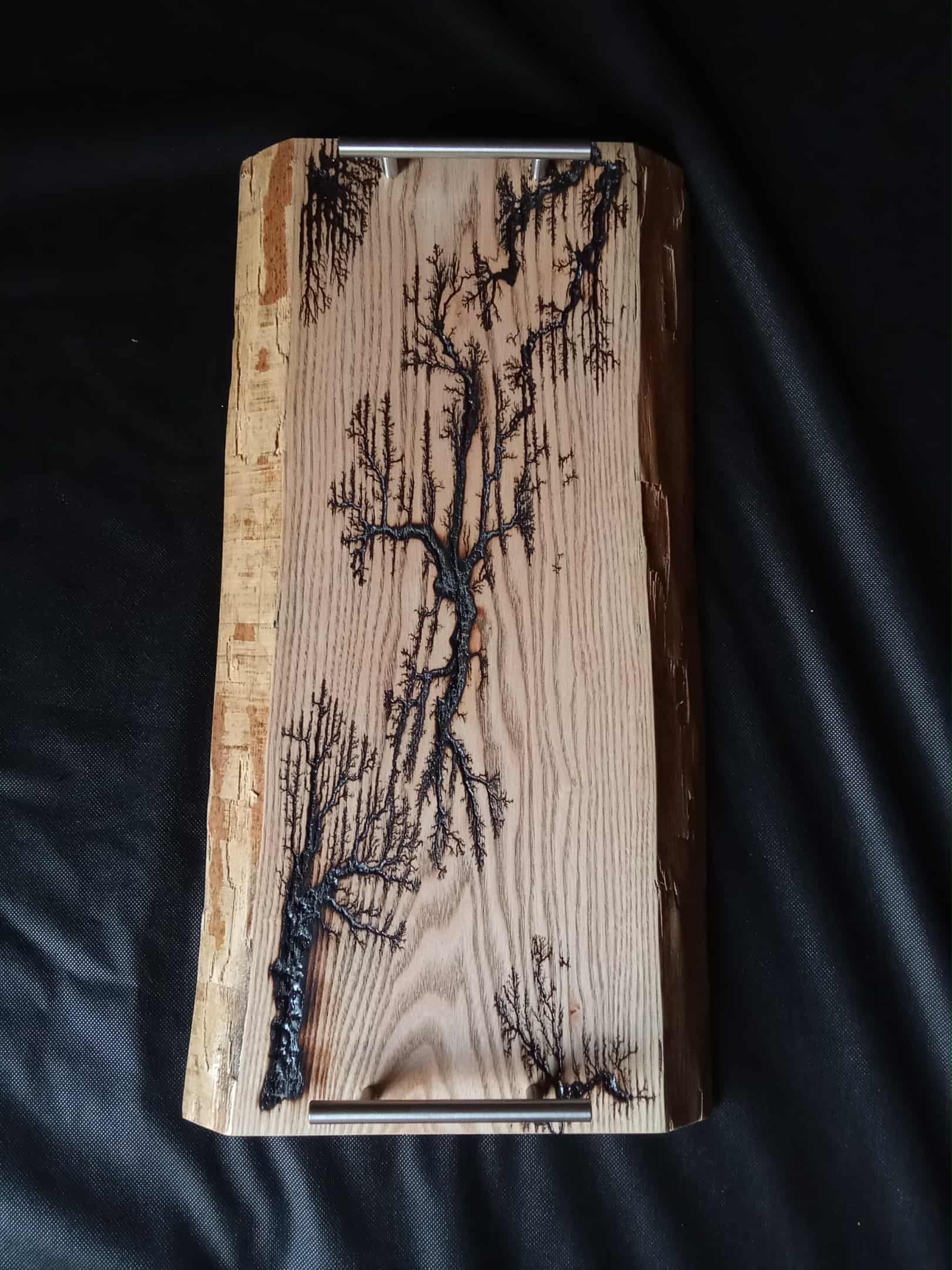 Planche à apéro artisanale en bois massif avec fractales – 60 x 25/30 cm